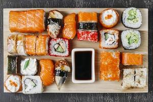 arreglo tradicional de sushi japonés foto