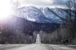 Paisaje invernal desde la cima de la montaña en Canadá, Quebec Road con hermosas montañas nevadas en segundo plano. foto