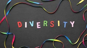 vista superior palabra diversidad colorida con cordones de arco iris