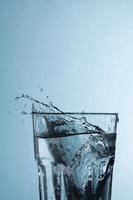 vaso transparente con salpicaduras de agua foto