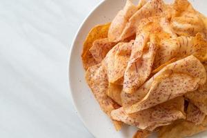 chips de taro - taro en rodajas frito o al horno foto