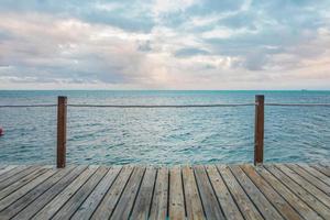Muelle de madera y mar caribe turquesa foto