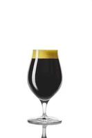 Cerveza oscura envejecida en vaso de degustación aislado en blanco foto