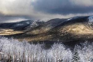 paisaje invernal desde la cima de la montaña en canadá, quebec foto