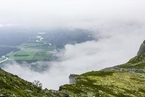 niebla y nubes sobre el paisaje de veslehodn veslehorn, hemsedal noruega.