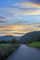 espectacular puesta de sol sobre montañas y valles en la hermosa hemsedal, noruega. foto