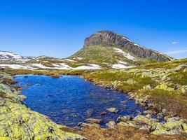 Increíble pico de montaña en veslehodn veslehorn hydnefossen cascada hemsedal noruega. foto