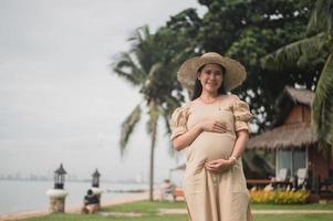 pregnant women travel happy holidays photo