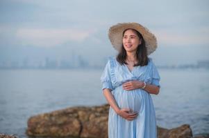 mujeres embarazadas viajan felices vacaciones puesta de sol playa antecedentes foto