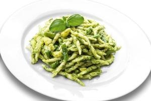 Plato de pasta trofie con pesto genovés foto