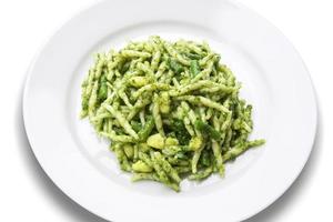 Plato de pasta trofie con pesto genovés foto