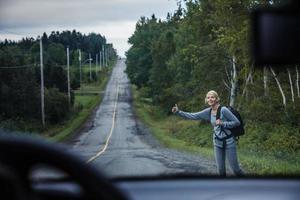 mujer rubia haciendo autostop foto