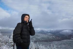 hombre en la cima de la montaña en invierno foto