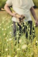 agricultor de bllurry con un puñado de ajo recién cogido foto