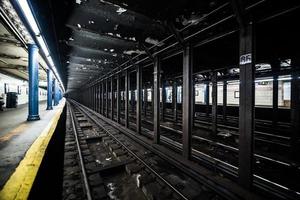 Muelle de la estación de metro vacía subterránea en la ciudad de Nueva York en el árbol de la línea. foto