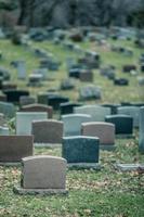 Detrás de las lápidas en un antiguo cementerio en otoño foto