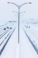 foto simétrica de la carretera durante una tormenta de nieve