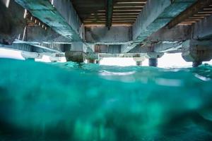 debajo de una foto de muelle con muchas olas