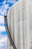 Detalle abstracto de una escalera alta y larga de una refinería de petróleo foto