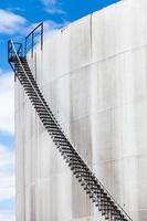 Detalle abstracto de una escalera alta y larga de una refinería de petróleo foto