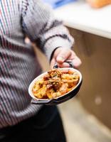 Hombre presentando una comida portuguesa tradicional típica foto