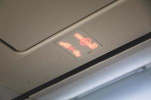 Belf y señal luminosa de zona de no fumadores dentro de un avión foto