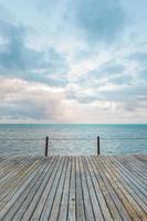 Muelle de madera y mar caribe turquesa foto