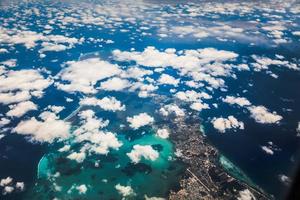 hermoso cielo azul, nubes y suelo caribeño foto
