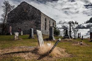Antiguo cementerio irlandés abandonado y ruinas de la iglesia