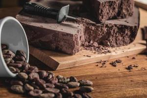 arreglo dulce de granos de cacao y barras de chocolate