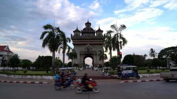 patuxay monument i vientiane, laos video