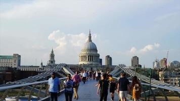timelapse på millennium bridge och st. Paul Cathedral i London, Storbritannien