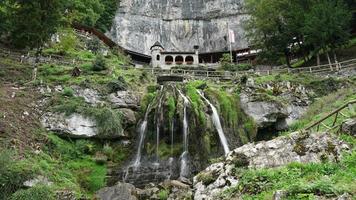 Zeitraffer Wasserfall bei st. Beatus Höhlen in der Schweiz video