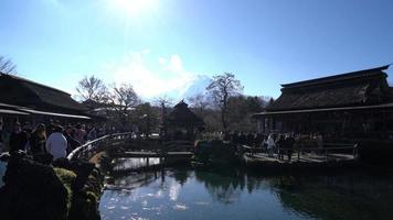 oshino hakkai dorp met fuji berg en blauwe lucht in japan video