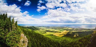 hermosa vista panorámica desde la cima de la montaña st-joseph, quebec. foto