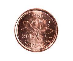 ottawa, canadá, 13 de abril de 2013, una nueva y brillante moneda de un centavo canadiense de 2012 con el símbolo nacional, la hoja de arce. foto