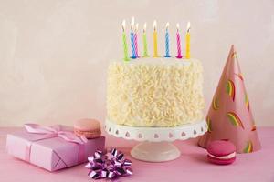 Bodegón sabroso pastel de cumpleaños