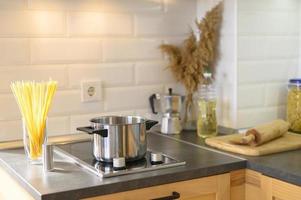 Cocina moderna del apartamento con vaso de pasta. foto