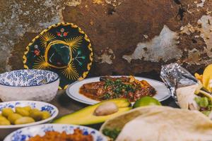 Diferentes platos mexicanos deliciosos fondo oxidado con sombrero mexicano