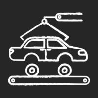 icono de tiza de la industria automotriz. producción de automóviles. fábrica de vehículos. servicios de reparación de automóviles. Auto instalación con grúa y transportador. maquinaria, mantenimiento. ilustración de pizarra de vector aislado