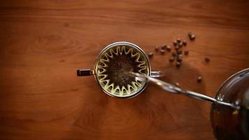 Brühen von Kaffee mit einer Tropfmethode, die den wahren Geschmack von Kaffee verleiht.