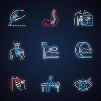 Conjunto de iconos de luz de neón de procedimiento médico. cirugía. endoscopia. cardiograma. fisioterapia. anestesia. tomografía para exploración cerebral. masaje. corrección de la visión. signos brillantes. ilustraciones vectoriales aisladas vector