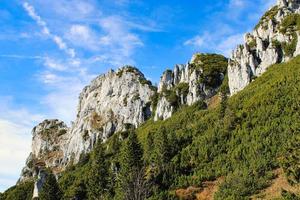 cumbre de la montaña kampenwand en un hermoso día de otoño foto