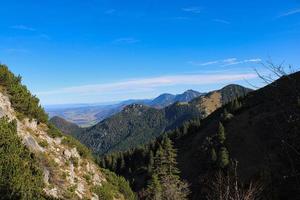 cumbre de la montaña kampenwand en un hermoso día de otoño foto