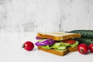 sándwich de verduras frescas fondo blanco foto