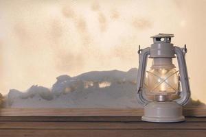 Linterna de gas tablero de madera cerca del montón de nieve a través de la ventana foto