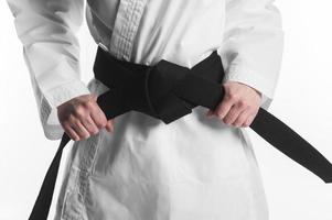 mujer sosteniendo cinturón negro de karate foto