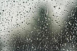 gotas de lluvia en la ventana foto