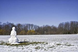 muñeco de nieve solitario en primavera foto