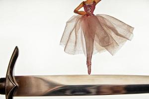 figura de bailarina en cuchillo foto